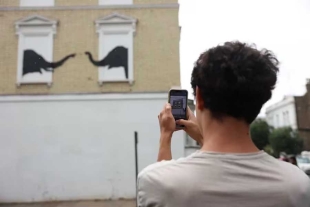 Banksy subió otra fotografía en la que aparecen dos elefantes asomando la cabeza