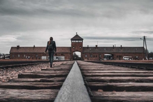 En su libro “Dark Tourism” (200), los investigadores J. John Lennon y Macolm Foley explican que el origen de esta práctica data de finales del siglo XX