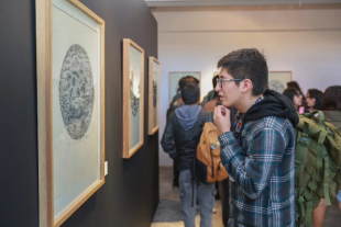 Estudiantes de la UAEMéx recorren la exposición “Nature &amp; Gods”, una muestra que conecta arte, naturaleza y espiritualidad en la Galería Principal de la Facultad de Artes.