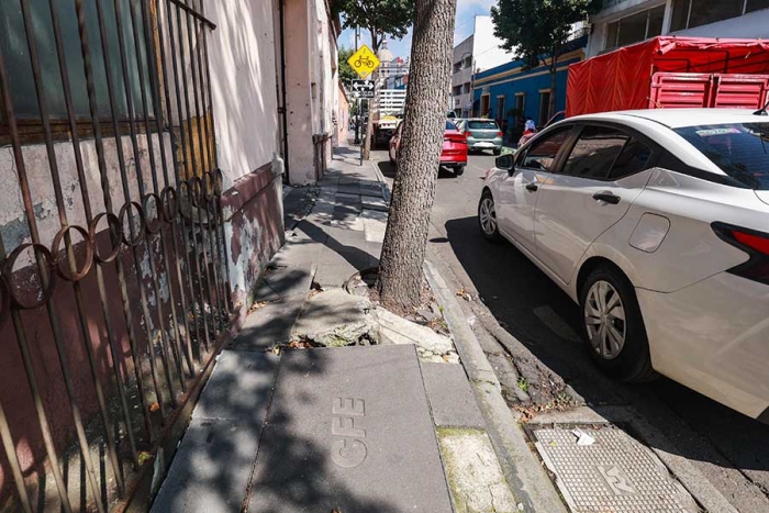 Banquetas en mal estado en Aquiles Serdán, Toluca