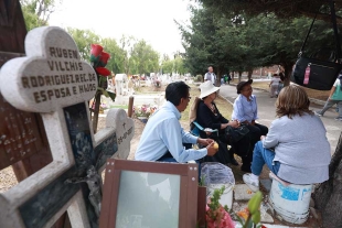 Como la familia Fuentes, cientos de personas visitan este 10 de mayo los principales panteones de la capital mexiquense