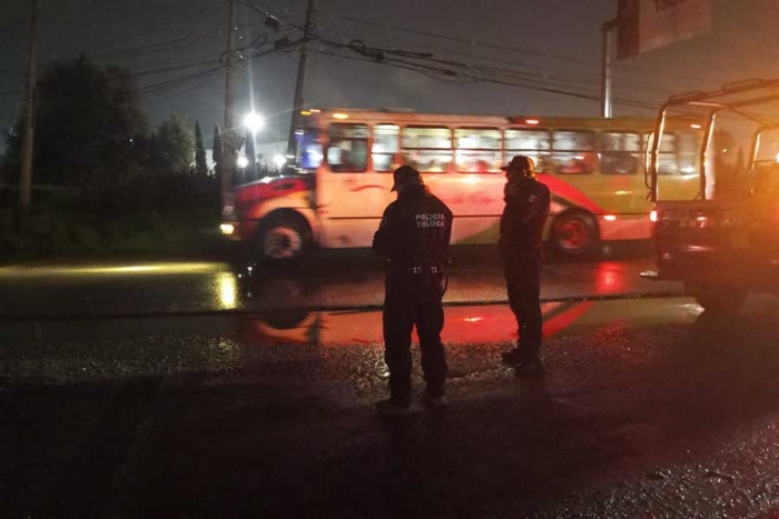 Vecinos acudieron de inmediato para auxiliar a los tripulantes, quienes resultaron con contusiones y crisis nerviosa, sin requerir traslado hospitalario.