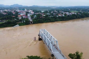 En la provincia de Phu Tho continuaban las labores de rescate luego que un puente de acero sobre el crecido río Rojo se derrumbara el lunes por la mañana