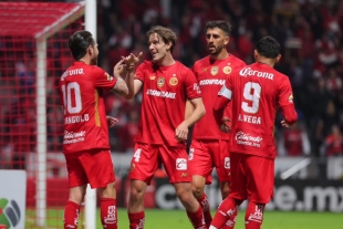 Los primeros minutos del encuentro fueron intensos, con un gol anulado a Paulinho y un remate de Vega al travesaño