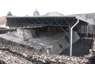 Este proceso inició cuando la techumbre original colapsó en abril de 2021, debido a una fuerte granizada en el Centro Histórico de la Ciudad de México. 