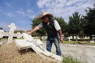 Como sepulturero, le ha tocado experimentar de todo, incluso el dolor de llevar a la tumba a sus padres.