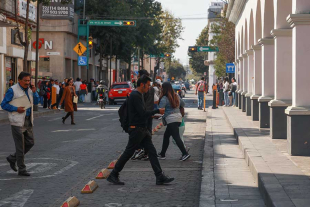 No es banqueta: vecinos invaden la ciclovía en Miguel Hidalgo