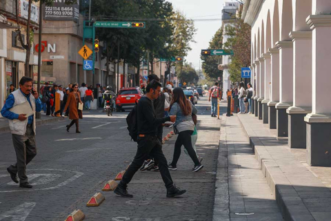 No es banqueta: vecinos invaden la ciclovía en Miguel Hidalgo