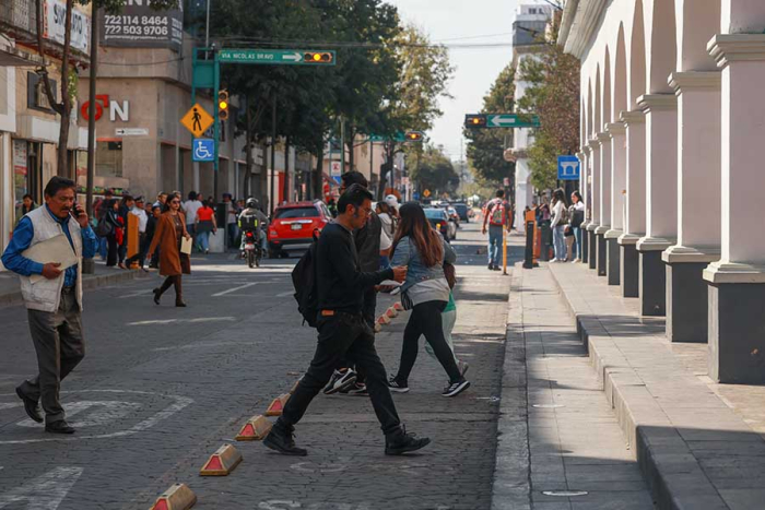 No es banqueta: vecinos invaden la ciclovía en Miguel Hidalgo