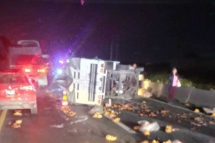 El conductor de una camioneta Toyota de color blanco que transportaba pollo se dirigía hacia la ciudad de Toluca 