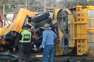 Vuelca camión de carga en la México- Toluca