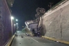 Choca y queda colgado en puente a desnivel en Metepec