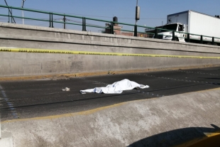 Hombre se suicida al arrojarse al paso de un tráiler