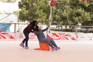 La pista de hielo en Plaza de los Mártires rompe el frío: afluencia va al alza