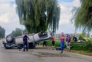 Automovilistas que transitaban por la zona detuvieron su marcha para auxiliar a los tripulantes
