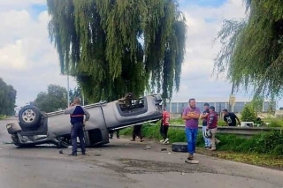 Vuelca camioneta en la Toluca–Tenango; dos lesionados