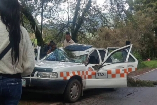 De acuerdo con testigos, el accidente ocurrió cuando las lluvias de los últimos días reblandecieron el terreno