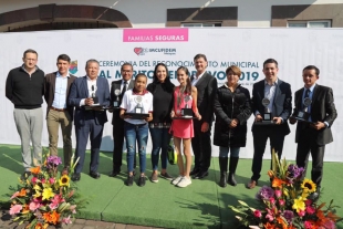 Gaby Gamboa otorga reconocimiento al mérito deportivo