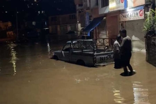 Declaran emergencia en Tejupilco por desbordamiento de río, se lleva coches y casas