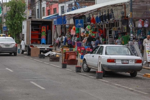 Comerciantes “agandallan” espacios para autos
