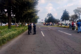 De acuerdo con testigos, un hombre que viajaba en un vehículo gris descendió para retirar las piedras y llantas