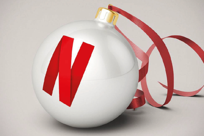 Esfera navideña con el emblemático logo de Netflix anuncia la llegada de los estrenos decembrinos a la plataforma, ideal para maratones de fin de año.