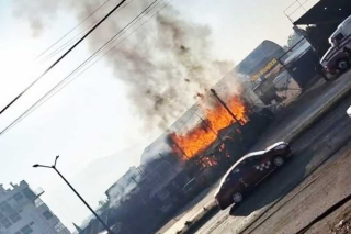 Negocio arde en pleno crucero de Xonacatlán y causa caos vial