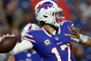 Allen firmó una actuación de 22 pases completos en 28 intentos para 213 yardas y tres touchdowns