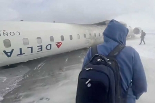 La aeronave de delta Airlines quedó boca arriba esta tarde de lunes en el Aerpuerto Pearson de Toronto, en Canadá