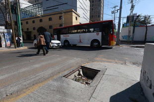 Coladeras sin tapas, un problema latente en Toluca