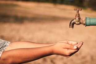 El llamado responde a la severa escasez de agua y al agotamiento de las fuentes de abastecimiento.