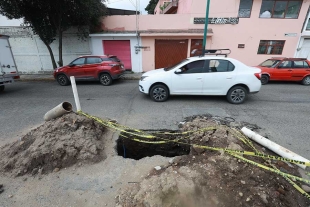 Obra inconclusa deja boquete en calles de la colonia Américas