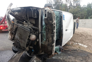 Unidad del transporte público volcó en el km 28 del Circuito Exterior Mexiquense, tras ser impactada por un tráiler. Paramédicos atendieron a pasajeros lesionados