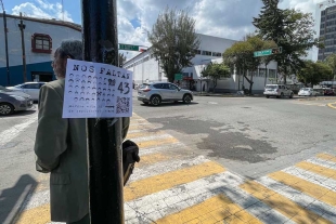 Papeletas por Ayotzinapa en calles de Toluca