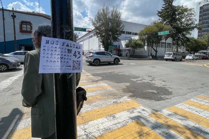 Papeletas por Ayotzinapa en calles de Toluca