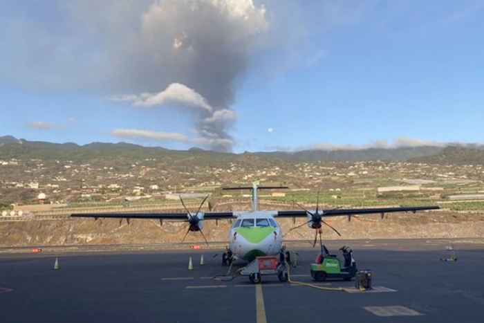 Suspenden vuelos en La Palma, España, por acumulación de cenizas de volcán