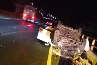 Choque y volcadura en la México–Toluca; responsable huye