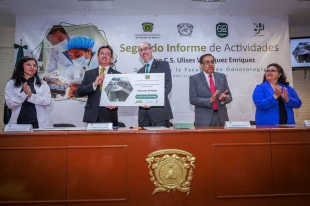 El rector de la UAEMéx, Carlos Eduardo Barrera Díaz, encabezó la lectura del segundo informe anual de actividades del director de la Facultad de Odontología, Ulises Velázquez Enríquez.