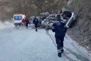 Al perder el control, la unidad volcó quedando el chofer prensado entre los fierros