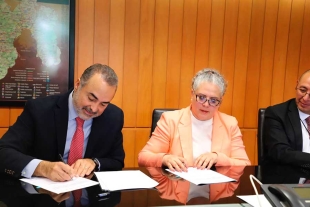 Miroslava Carrillo y David Villanueva firman convenio de colaboración.