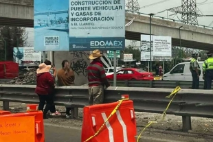 Los habitantes exigieron la instalación urgente de bombas de rebombeo para reducir los niveles de agua que se han acumulado dentro de sus viviendas.