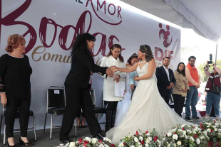 Las parejas sellaron su compromiso con un beso