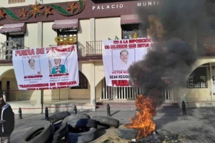 Los pobladores bloquearon los accesos al palacio municipal y realizaron quema de llantas