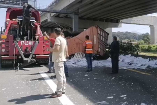 Bomberos de Ocoyoacac participaron en los trabajos de limpieza de la carpeta asfáltica