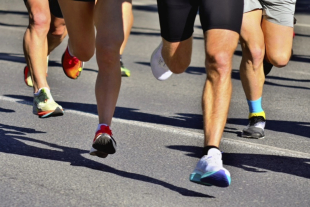 Corredores avanzan por las principales avenidas de la capital mexiquense durante la Segunda Carrera Bienestar 5K, evento que reunió a más de 2 mil 500 participantes con el objetivo de apoyar causas sociales del DIF Estado de México