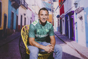 Los logos del Betis y de hummel cuentan con un efecto iridiscente que cambia según la iluminación