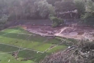 Deslave provoca afectaciones en nueva cancha de fútbol en Villa Guerrero