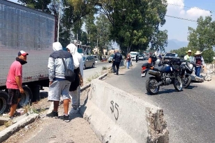 Personal de Servicios Públicos utilizó una retroexcavadora para retirar barras de concreto, piedras y “traficonos”