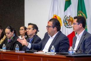 Se explicó que la Comisión Especial para el Diálogo, que da seguimiento y atención a los pliegos petitorios del movimiento estudiantil y al desarrollo de las mesas de diálogo, está integrada por cuatro directoras y directores
