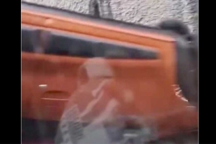 Al sitio acudieron cuerpos de emergencia para atender a una mujer que resultó lesionada en el incidente.